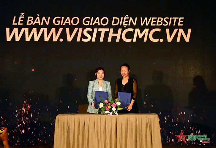 Tổng Giám đốc Công ty Tấm và Cám bàn giao giao diện website: https://www.visithcmc.vn/ cho Sở Du lịch TP. Hồ Chí Minh
